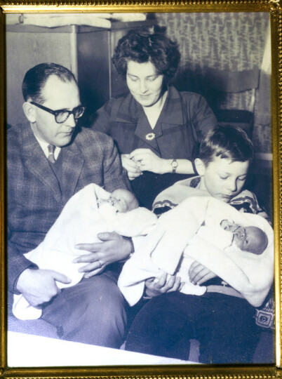 GLEDE: I februar 1962 ble tvillingene Mette og Paal-André født. Storebror Tom holdt stolt rundt Paal-André. Pappa Walther og mamma Wanda gledet seg over storfamilien. Nå er det bare Paal-André igjen. Foto: Privat GLEDE: I februar 1962 ble tvillingene Mette og Paal-André født. Storebror Tom holdt stolt rundt Paal-André. Pappa Walther og mamma Wanda gledet seg over storfamilien. Nå er det bare Paal-André igjen. Foto: Privat